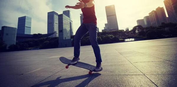 Asiatisk Kvinna Skateboarder Skateboard Modern Stad — Stockfoto