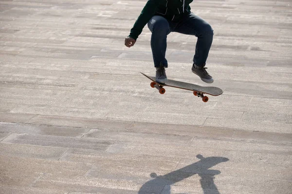 Asian Woman Skateboarder Skateboarding Modern City — Stock Photo, Image