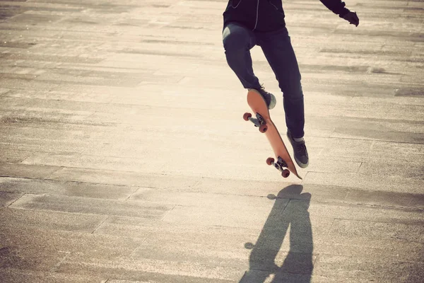 Asian Woman Skateboarder Skateboarding Modern City — Stock Photo, Image