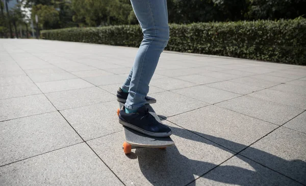 Femme Asiatique Skateboarder Skateboard Dans Ville Moderne — Photo