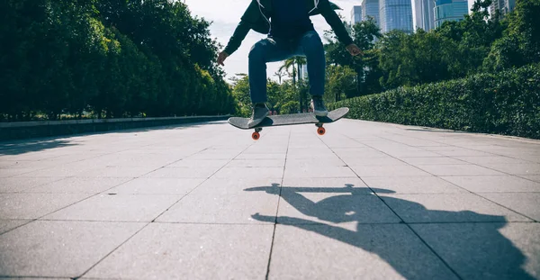 Femme Asiatique Skateboarder Skateboard Dans Ville Moderne — Photo