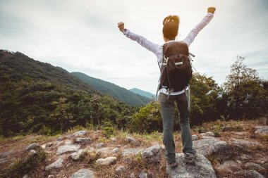 Kışın tropik dağlarda yürüyüş yapan bir kadın.
