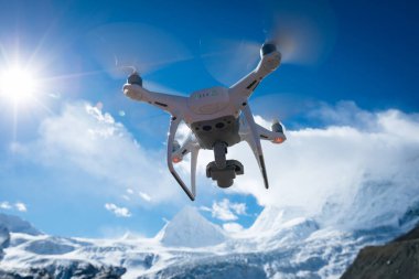 Uçan İHA Tibet, Çin 'deki buzullu lagünün fotoğrafını çekiyor.