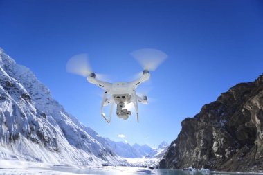 Uçan İHA Tibet, Çin 'deki buzullu lagünün fotoğrafını çekiyor.
