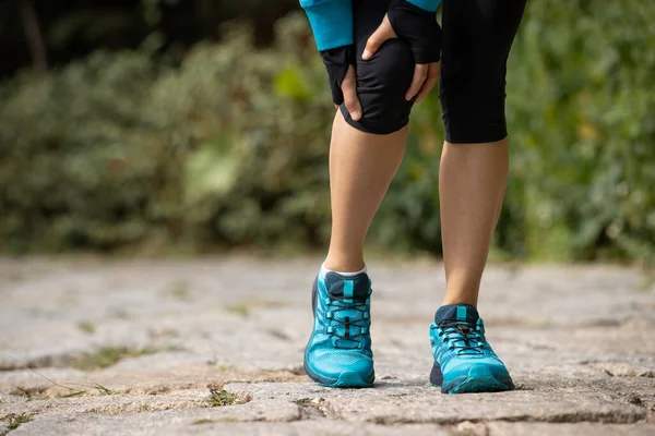 Žena Běžec Držet Její Sportovní Zraněné Koleno Stezce — Stock fotografie