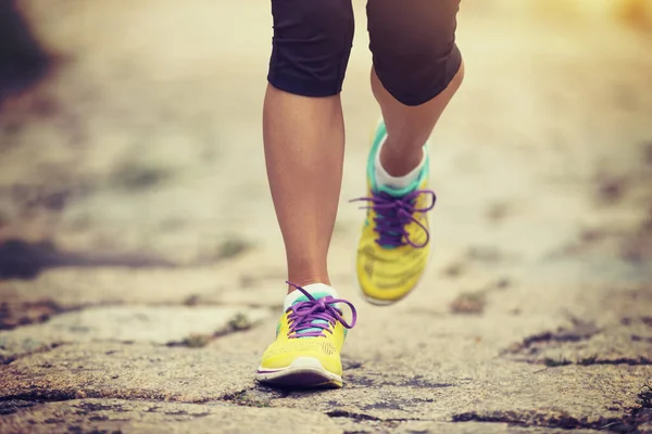 Ung Fitness Kvinna Vandrare Ben Spår — Stockfoto