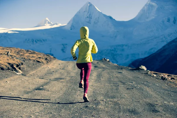 Woman Trail Runner Cross Country Running Winter Mountains — Stock Photo, Image