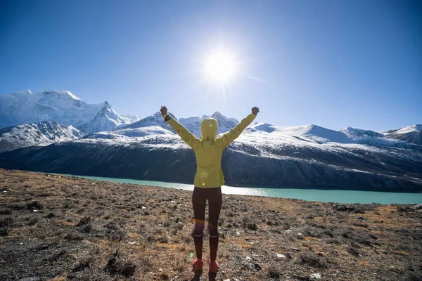 Succesvolle Vrouw Trail Runner Open Armen Naar Prachtig Landschap Grote — Stockfoto