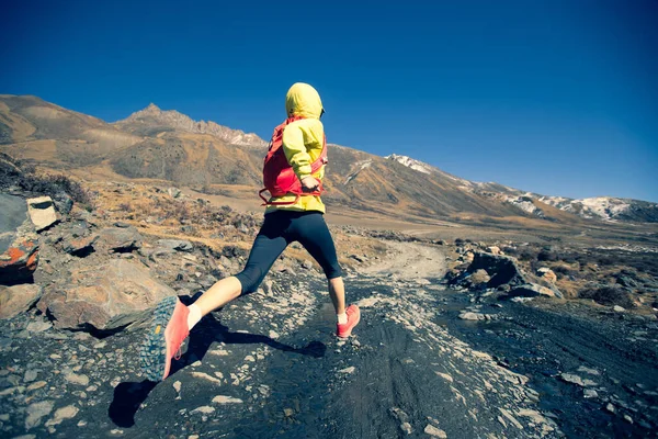Kadın Koşucu Kışın Dağlarda Koşuyor — Stok fotoğraf