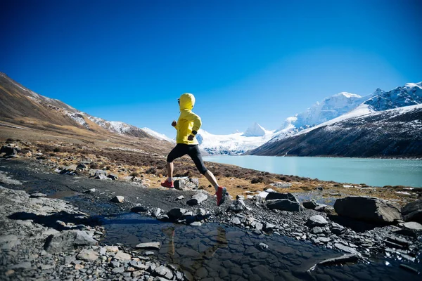 Mujer Trail Runner Cross Country Running Invierno Montañas — Foto de Stock