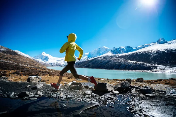 Vrouw Trail Loper Cross Country Hardlopen Winter Bergen — Stockfoto