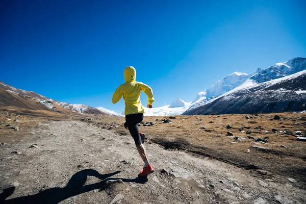 Vrouw Trail Loper Cross Country Hardlopen Winter Bergen — Stockfoto