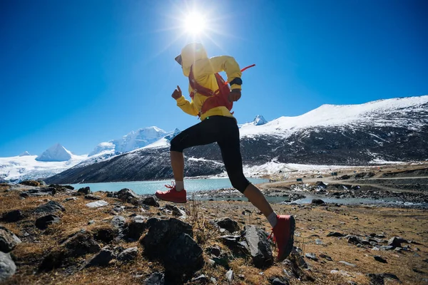 Mulher Corredor Trilha Atravessar País Correndo Alta Altitude Natureza Inverno — Fotografia de Stock