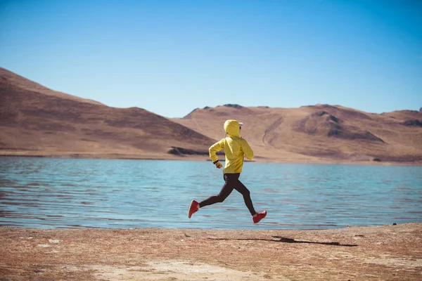 Kışın Göl Kenarında Koşan Kadın Koşucu — Stok fotoğraf