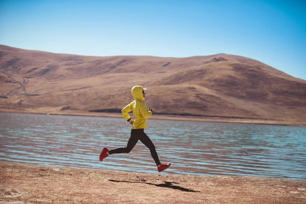 Vrouw Trail Loper Cross Country Hardlopen Winter Meer — Stockfoto