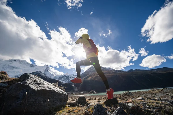 Mujer Trail Runner Cross Country Running Alta Altitud Invierno Naturaleza — Foto de Stock