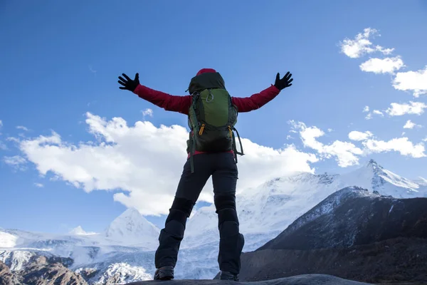 冬の山の中で成功した女性バックパッカーハイキング — ストック写真