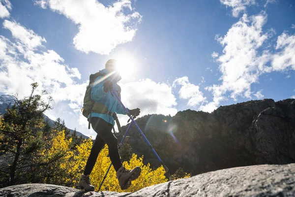 Vrouw Wandelaar Wandelen Winter Bergen — Stockfoto