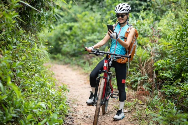 Жінка Велосипедистка Використовує Смартфон Під Час Їзди Гірському Велосипеді Лісовій — стокове фото