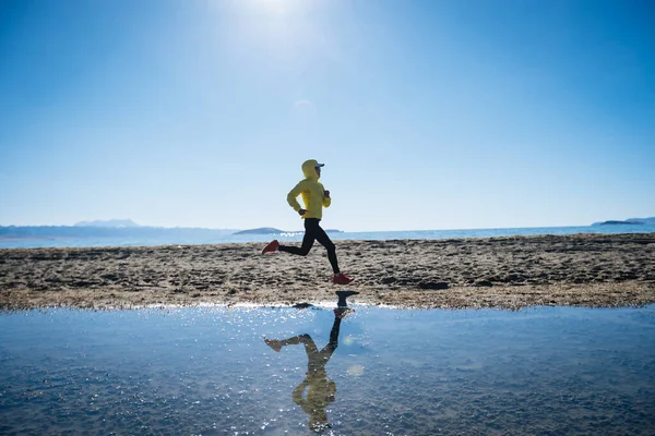 Mujer Trail Runner Cross Country Running Invierno Alta Altitud Lakeside — Foto de Stock