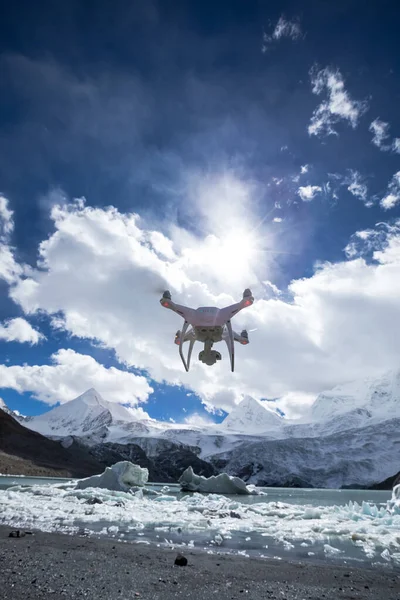 为中国西藏冰川泻湖拍照的无人驾驶飞机 — 图库照片