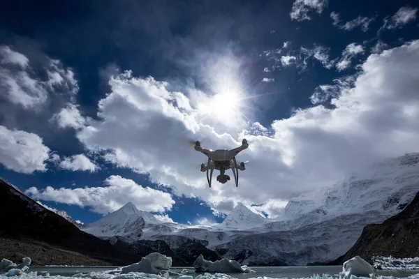 Drone Voador Tirando Fotos Lagoa Geleira Tibete China — Fotografia de Stock