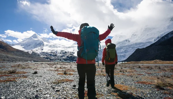 Dos Mujeres Excursionistas Senderismo Invierno Montañas Gran Altitud — Foto de Stock