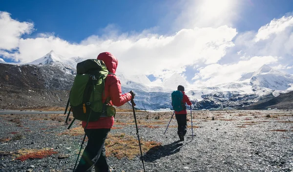 Twee Vrouwelijke Wandelaars Wandelen Winter Hoge Bergen — Stockfoto