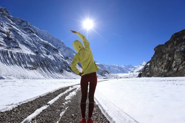 Sentiero Donna Corridore Fondo Corsa Montagna Invernale — Foto Stock