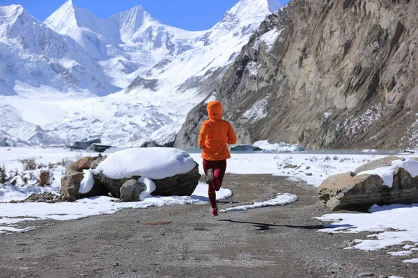 Kobieta Szlak Biegacz Biegnie Zimie Przyrody — Zdjęcie stockowe