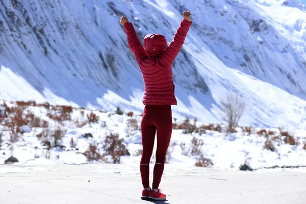 Γυναίκα Δρομέας Μονοπάτι Διασχίζουν Χώρα Τρέχει Στο Χειμώνα Βουνά — Φωτογραφία Αρχείου