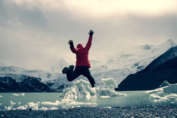 Animadora Excursionista Saltando Frente Laguna Glaciar Invierno — Foto de Stock