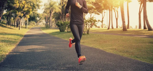Fitness Kobieta Trening Biegowy Maratonu Słonecznym Tropikalnym Szlaku Parku — Zdjęcie stockowe