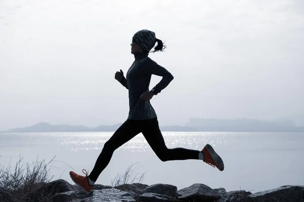 Fitness Femme Course Entraînement Pour Marathon Sur Sentier Côte Ensoleillée — Photo