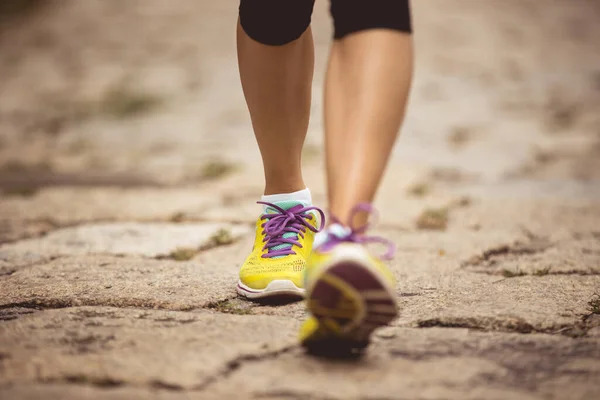 Genç Sporcu Kadın Yürüyüşçü Bacakları Yolda Yürüyor Stok Fotoğraf
