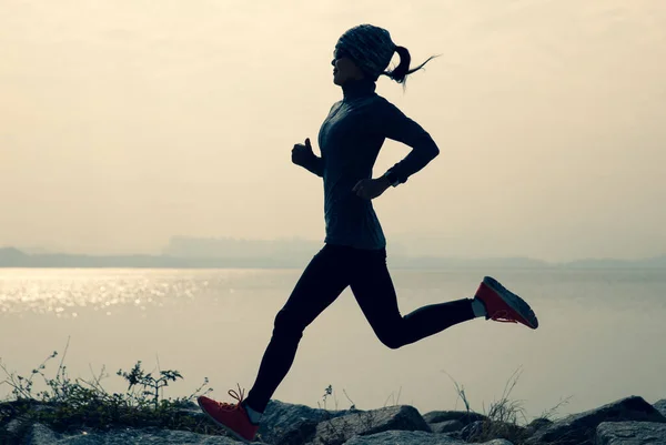 Fitness Femme Course Entraînement Pour Marathon Sur Sentier Côte Ensoleillée — Photo