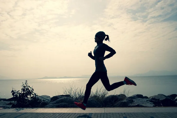 Fitness Kvinna Kör Träning För Maraton Solig Kust Spår — Stockfoto