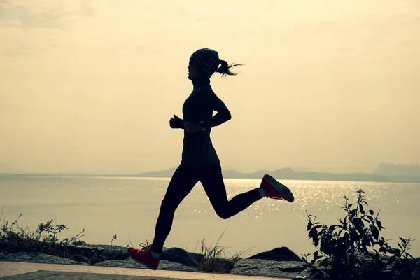 Fitness Kvinna Kör Träning För Maraton Solig Kust Spår — Stockfoto