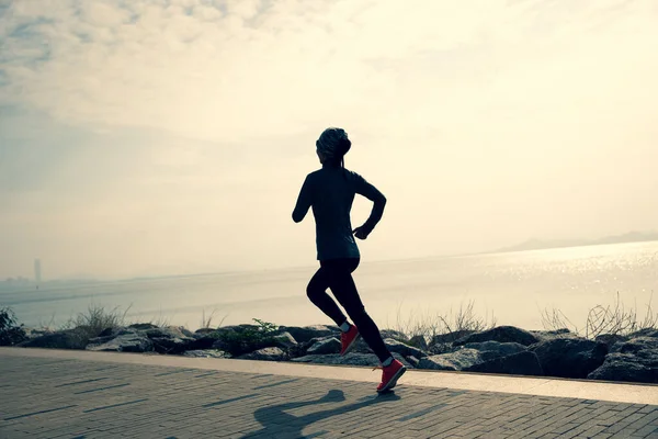 Fitness Kobieta Trening Biegowy Maratonu Słonecznym Szlaku Wybrzeża — Zdjęcie stockowe