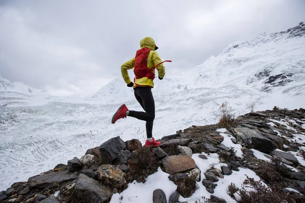 Vrouw Trail Loper Cross Country Lopen Tot Winter Sneeuw Berg — Stockfoto