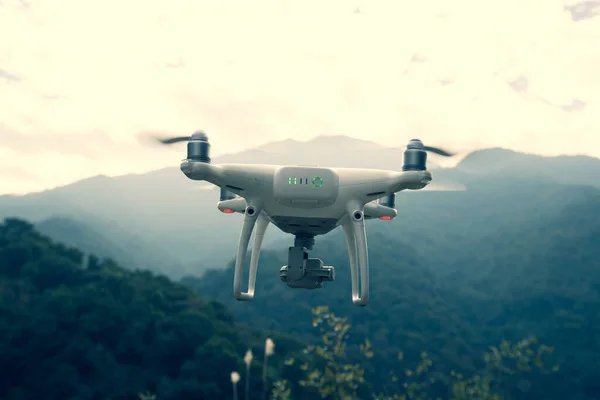 Bahar Dağlarında Uçan Kameralı Beyaz Dron — Stok fotoğraf