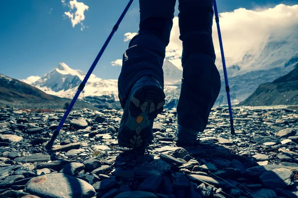 Yüksek Rakımlı Kış Dağlarında Yürüyüş Yapan Bir Kadın — Stok fotoğraf