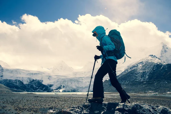 Kvinna Vandrare Vandring Hög Höjd Vinter Berg — Stockfoto