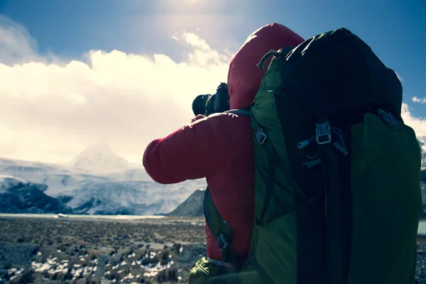 Woman Hiker Taking Photo Camera Winter Mountains — Stock Photo, Image