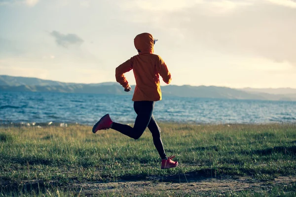 Vrouw Trail Loper Cross Country Hardlopen Hoge Hoogte Natuur — Stockfoto