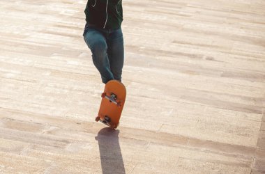 Modern şehirde Asyalı kaykaycı kadın.