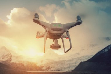 Uçan İHA Tibet, Çin 'deki buzullu lagünün fotoğrafını çekiyor.