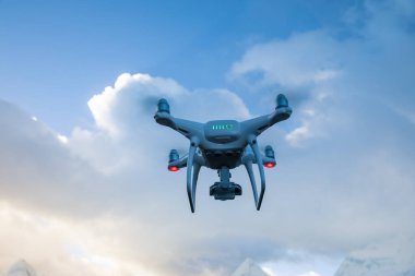 Uçan İHA Tibet, Çin 'deki buzullu lagünün fotoğrafını çekiyor.