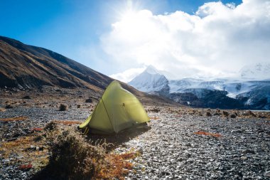 Tibet, Çin 'de güzel buzullu dağlara bakan bir kamp.