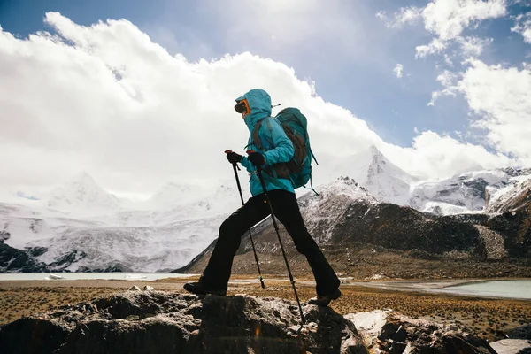 標高の高い冬の山で女性ハイカーのハイキング — ストック写真